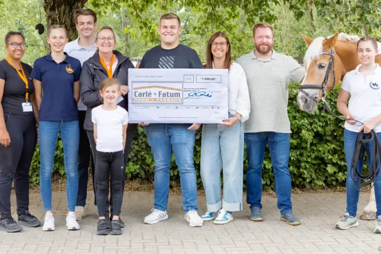 v.l.n.r. 3 Vereinsmitglieder, Pascal Bentscheck (Jugendwart), Gabriele Bentscheck (1.Vorsitzende), Tom Michel Carlé, Jill Carlé, Martin Darmöller (Niederlassungsleiter Carlé & Fatum), Schulpferd Anatol sowie ein weiteres Vereinsmitglied.