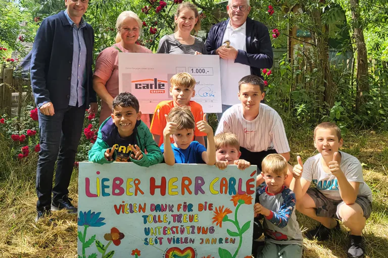 Bild (v. I. n r.): Markus Luh (Niederlassungsleiter Fatum), Annette Meckel (1. Vorsitzende), Martina Richter (Kassiererin), Michael Carlé (Geschäftsführer Unternehmensgruppe Carlé), Kinder der Nachmittagsbetreuung