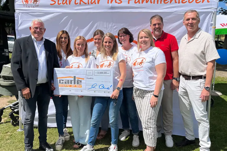 v. I. n. r. Michael Carlé (Inhaber CarléGruppe), Jill Carlé-Plum (Projektleitung CarléGruppe), Judith Lucius (Geschäftsführung Startklar), Dr. Birgit Kampschulte (Kinderärztin), Marlen Klein (Einrichtungsleitung), Silke Köhn (Kinderkrankenschwester), Laura Parr (Kinderkrankenschwester), Torsten Rinn (Geschäftsleitung CarléGruppe), Ralf Sieberhagen (Verkaufsleitung CarléGruppe Gießen)